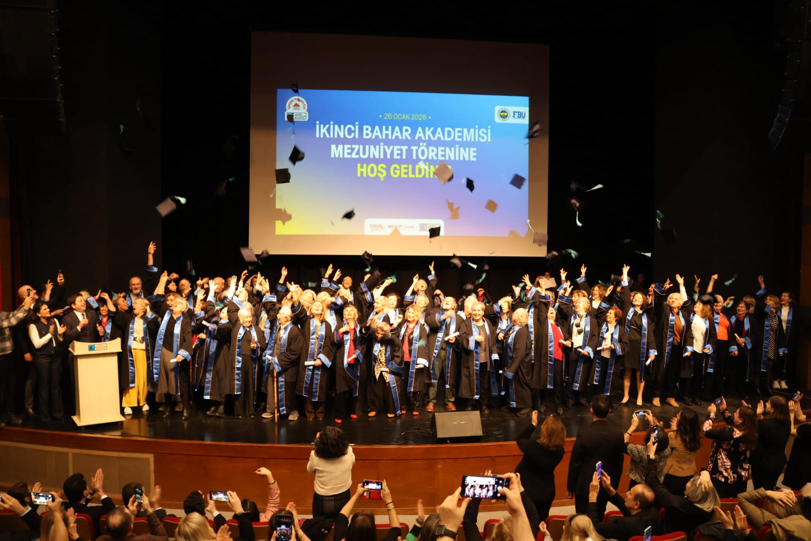 İkinci Bahar'da mezuniyet sevinci